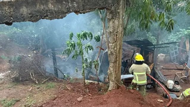 Voraz incendio destruyó por completo una vivienda en el barrio Unión de Puerto Iguazú.