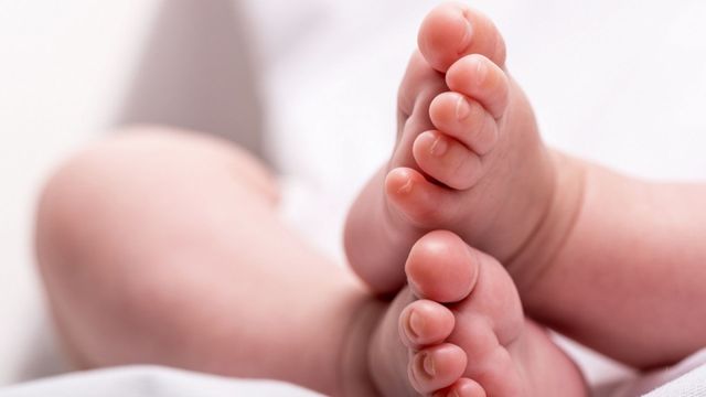 Un nene de 2 años murió con graves lesiones y una autopsia podría cambiar el caso.