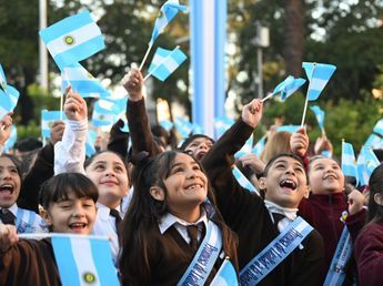 Plaza Independencia fue escenario de la Promesa de Lealtad a la Bandera para más de 3000 alumnos