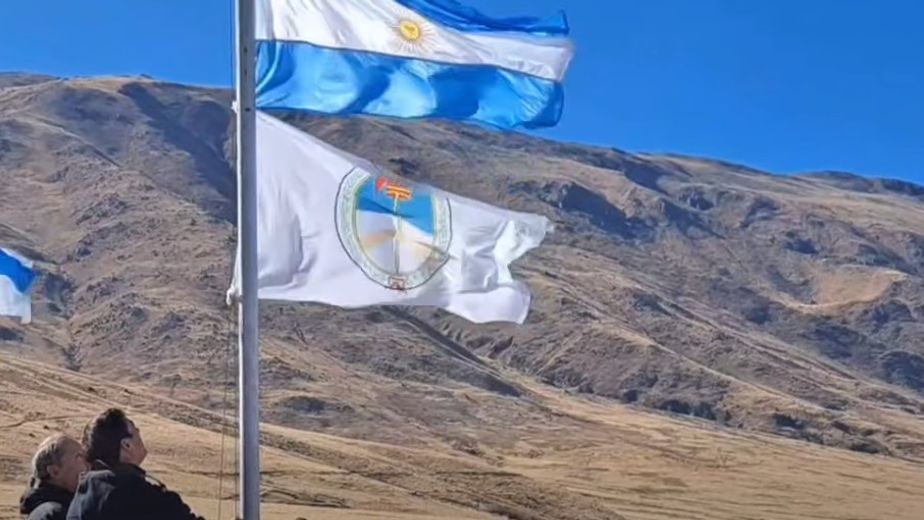 Medio siglo de tradición: El Infiernillo volvió a vivir su cambio de bandera