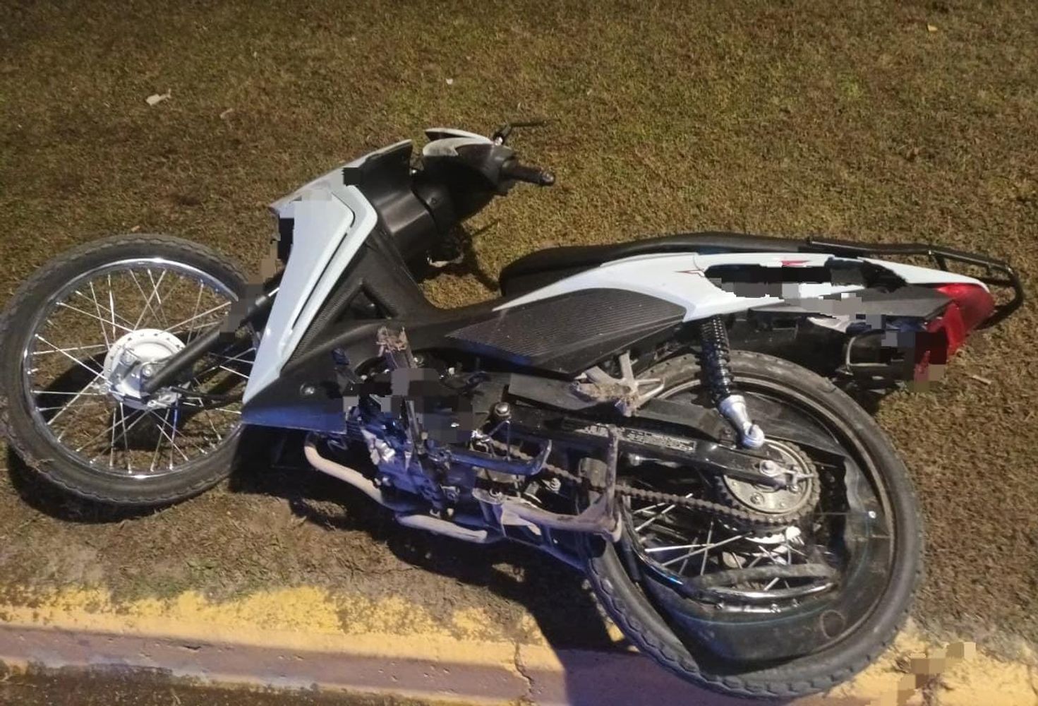 La motocicleta que formó parte del triple choque.