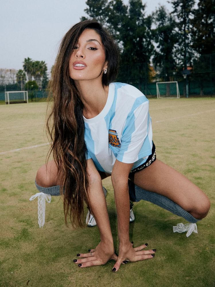 Lola Latorre compartió su pasión por el fútbol y posó con la camiseta argentina tendencia del momento
