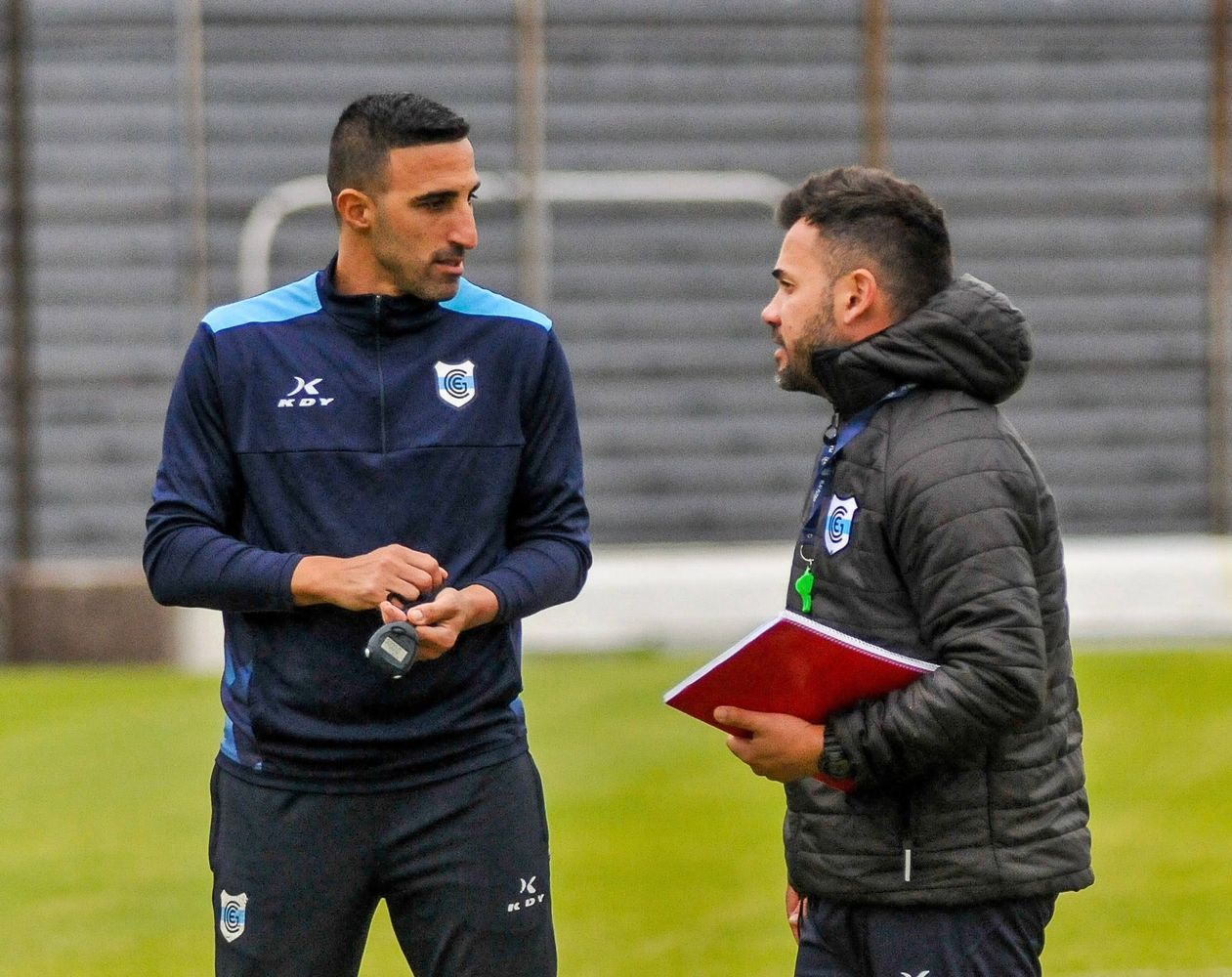 El técnico Hernán Pellerano (izq.) repetiría el "once" que goleó 4 a 0 a Nueva Chicago, con Juan Cruz Franzoni y Mauro Cachi como dupla ofensiva y la base que viene mostrando un gran funcionamiento colectivo en las últimas presentaciones. En la imagen, intercambiando impresiones con el preparador físico Mauro Vidal.