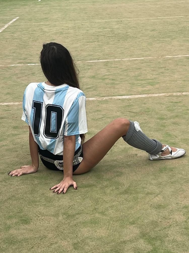 Lola Latorre compartió su pasión por el fútbol y posó con la camiseta argentina tendencia del momento