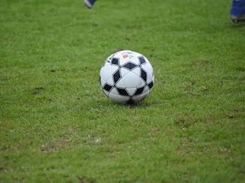 Tragedia en Córdoba: un hombre jugaba al fútbol, se descompensó y murió