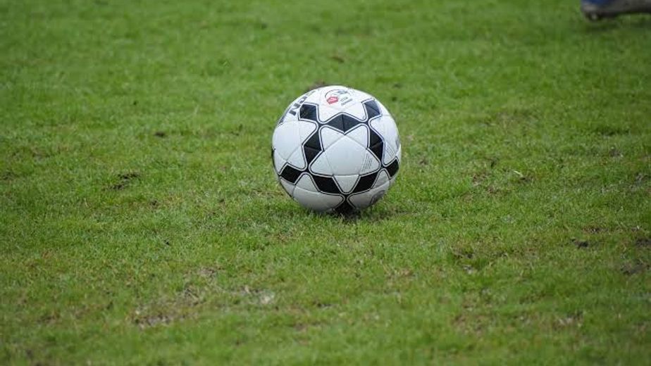 Tragedia en Córdoba: un hombre jugaba al fútbol, se descompensó y murió