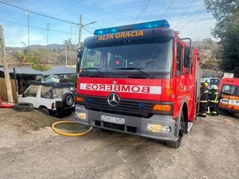 Un joven murió en un incendio y otro lucha por su vida tras un triple choque en Córdoba