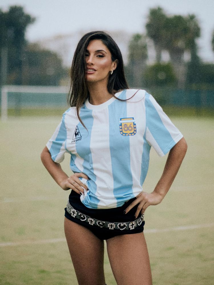 Lola Latorre compartió su pasión por el fútbol y posó con la camiseta argentina tendencia del momento