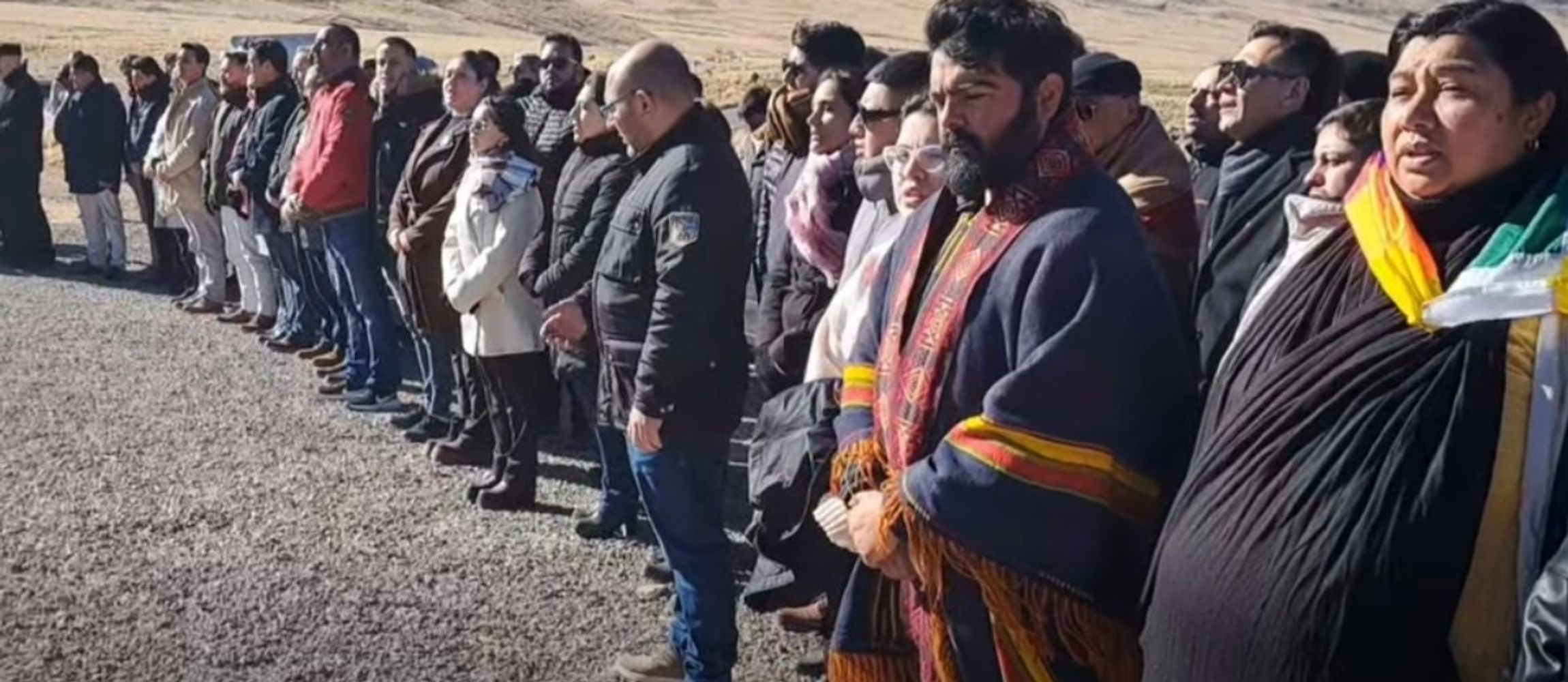 Trabajadores viales, autoridades y vecinos de los Valles Calchaquíes se reunieron en la víspera del Día de la Bandera para rendir homenaje a Manuel Belgrano.