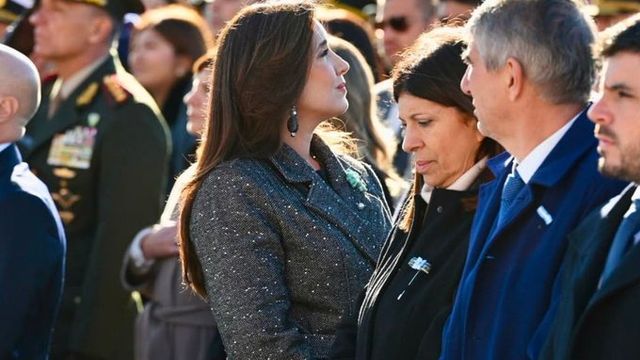 La Vicepresidenta cuestionó con dureza a Manuel Adorni, y lamentó que Javier Milei no respetara el protocolo en Rosario.