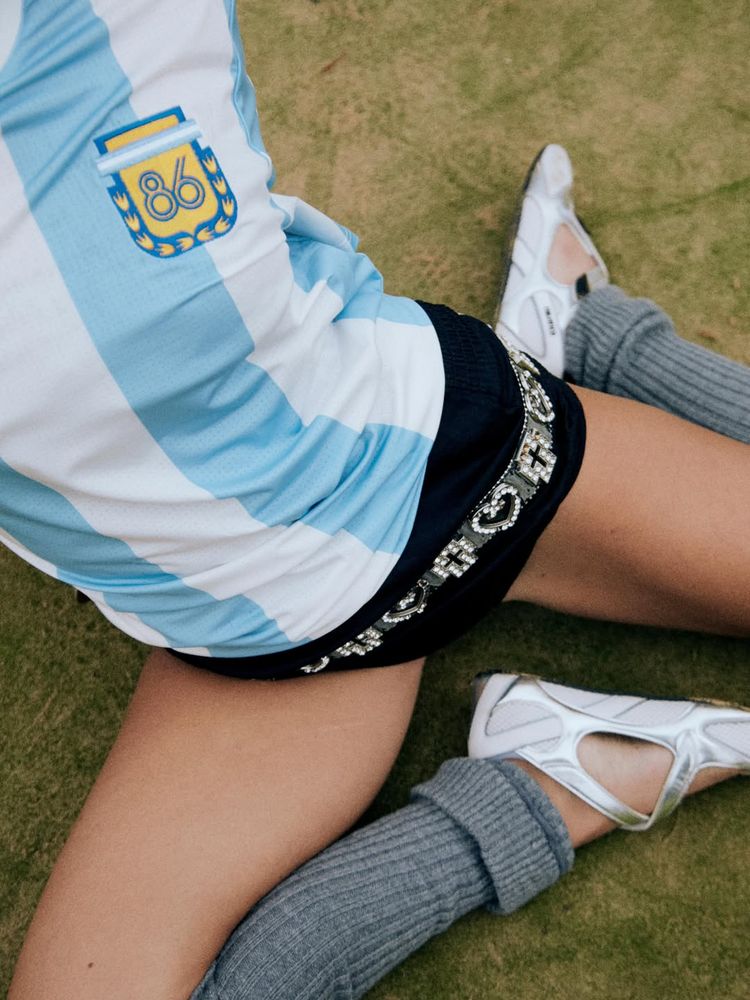 Lola Latorre compartió su pasión por el fútbol y posó con la camiseta argentina tendencia del momento