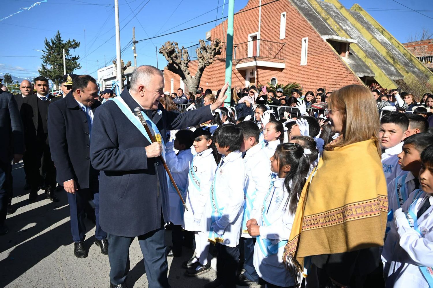 La celebración incluyó el compromiso de los alumnos con los valores patrios y un desfile que convocó a instituciones de toda la región.