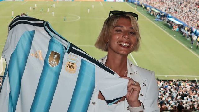 Desde Dallas, Sara Sklate se prepara para alentar a la selección argentina y arrasó con una minifalda y top blancos