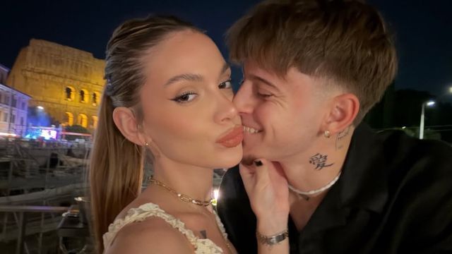 Desde Roma, Sasha Ferro compartió las mejores fotos de su viaje romántico y marcó tendencia con un vestido corto de encaje 