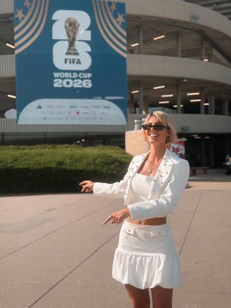 Desde Dallas, Sara Sklate se prepara para alentar a la selección argentina y arrasó con una minifalda y top blancos