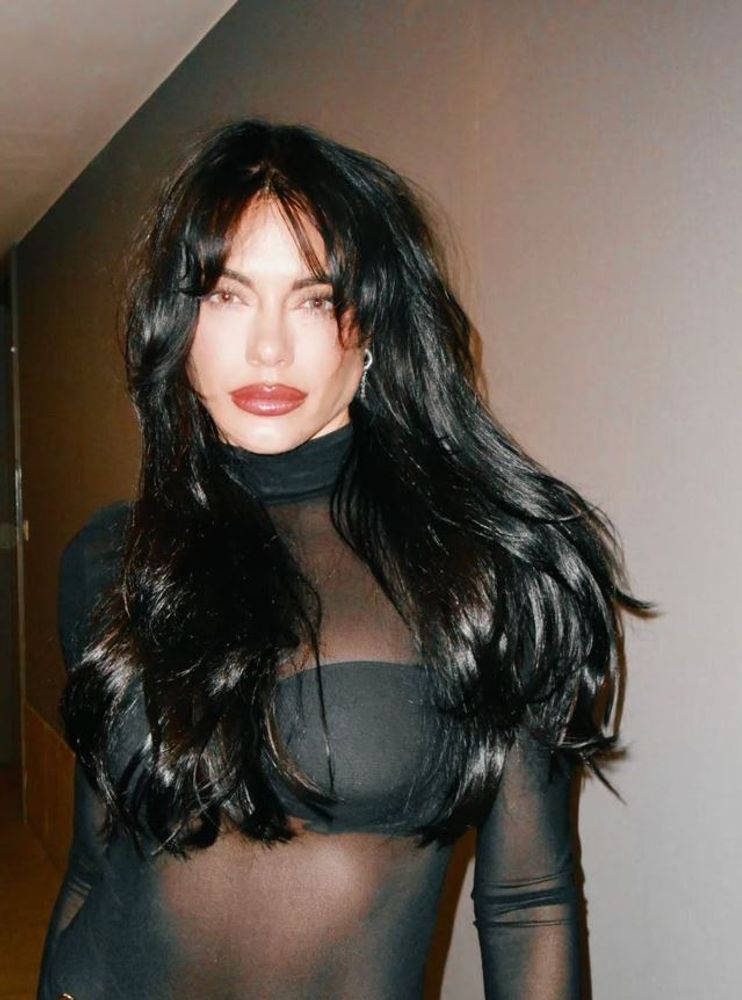 Emilia Attias desafió lo clásico y apostó por un look total black traslúcido