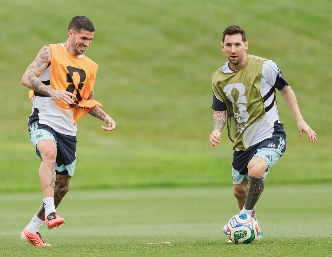 La Selección Argentina de Lionel Messi y Rodrigo De Paul va este lunes por el pase a los 16avos del Mundial.