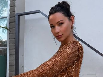 Desde la playa, Pampita se adelantó al verano y posó con el traje de baño estampado que será tendencia la próxima temporada