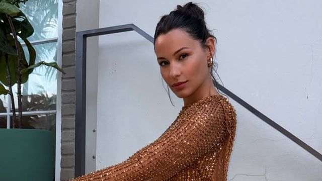 Desde la playa, Pampita se adelantó al verano y posó con el traje de baño estampado que será tendencia la próxima temporada