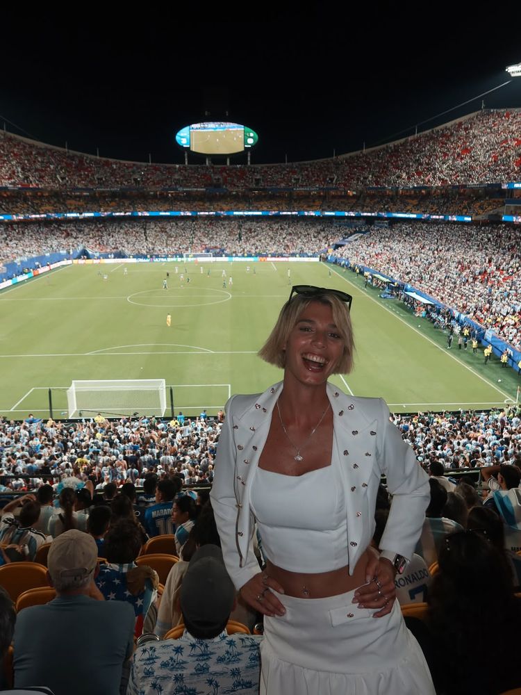 Desde Dallas, Sara Sklate se prepara para alentar a la selección argentina y arrasó con una minifalda y top blancos
