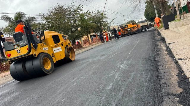 La repavimentación de Avenida Los Sauces avanza en barrio La Quinta Cuarta Sección.