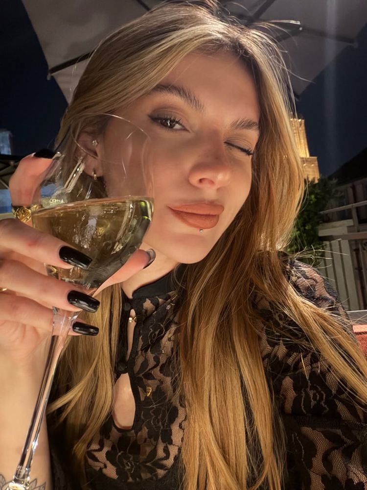 Desde Roma, Sasha Ferro compartió las mejores fotos de su viaje romántico y marcó tendencia con un vestido corto de encaje 