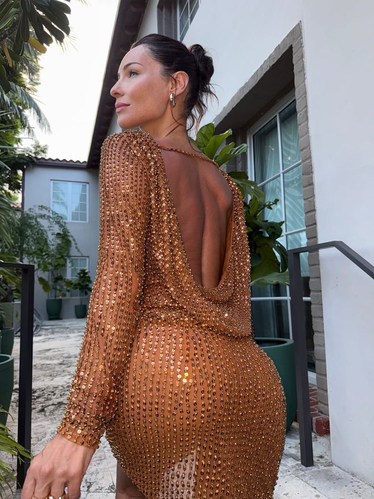 Despampanante: Pampita presumió su figura con un vestido dorado y se robó todas las miradas en Miami