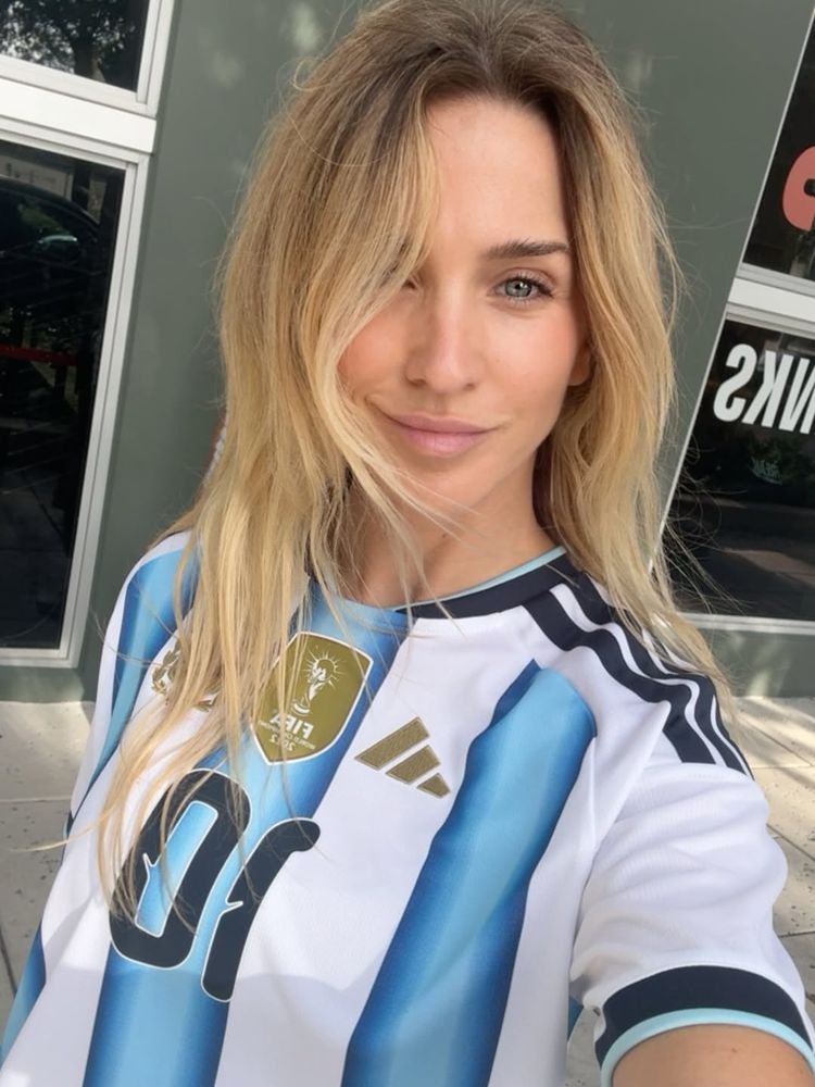 Soledad Fandiño eligió un look bien argentino y reveló sus trucos para preparar la mejor picada