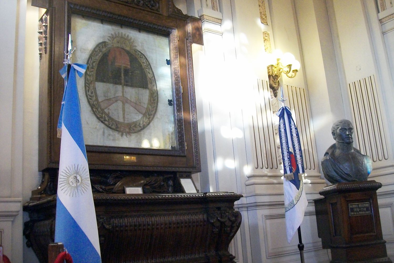 La Bandera Nacional de la Libertad Civil que se conserva en la Casa de Gobierno de Jujuy, “es la más antigua, mejor documentada y más glorificada del país”, afirma el historiador Ricardo Rojas.