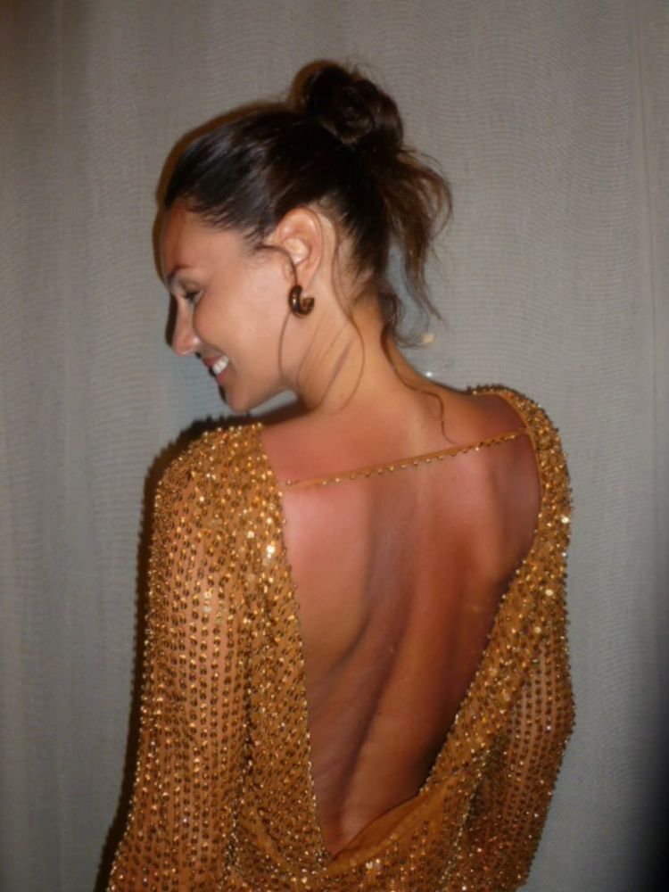 Despampanante: Pampita presumió su figura con un vestido dorado y se robó todas las miradas en Miami