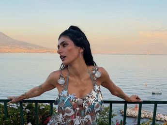 Mia Khalifa arrasó con un minivestido metalizado inspirado en el mar y cosechó suspiros