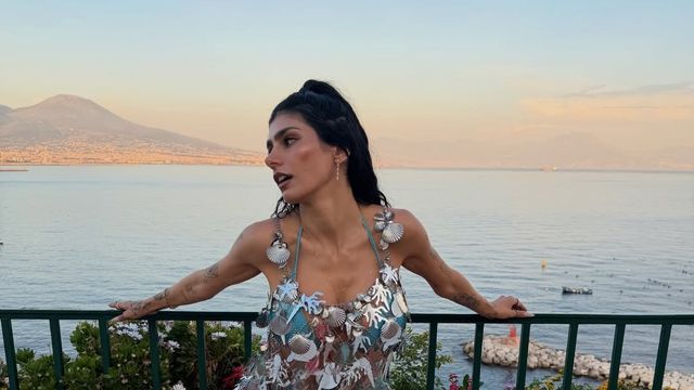 Mia Khalifa arrasó con un minivestido metalizado inspirado en el mar y cosechó suspiros