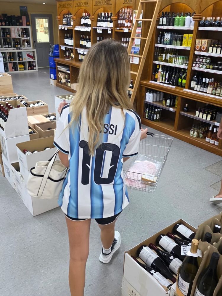 Soledad Fandiño eligió un look bien argentino y reveló sus trucos para preparar la mejor picada