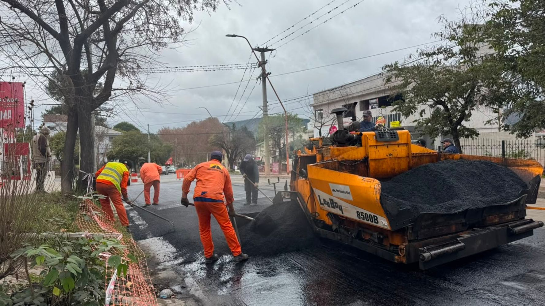 La repavimentación de Avenida Los Sauces avanza en barrio La Quinta Cuarta Sección.