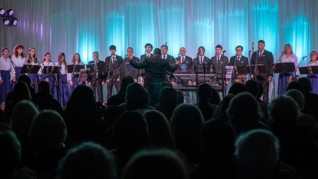 A sala llena, el Coro de Cámara de Arroyito presentó la "Misa Criolla" de Ariel Ramírez