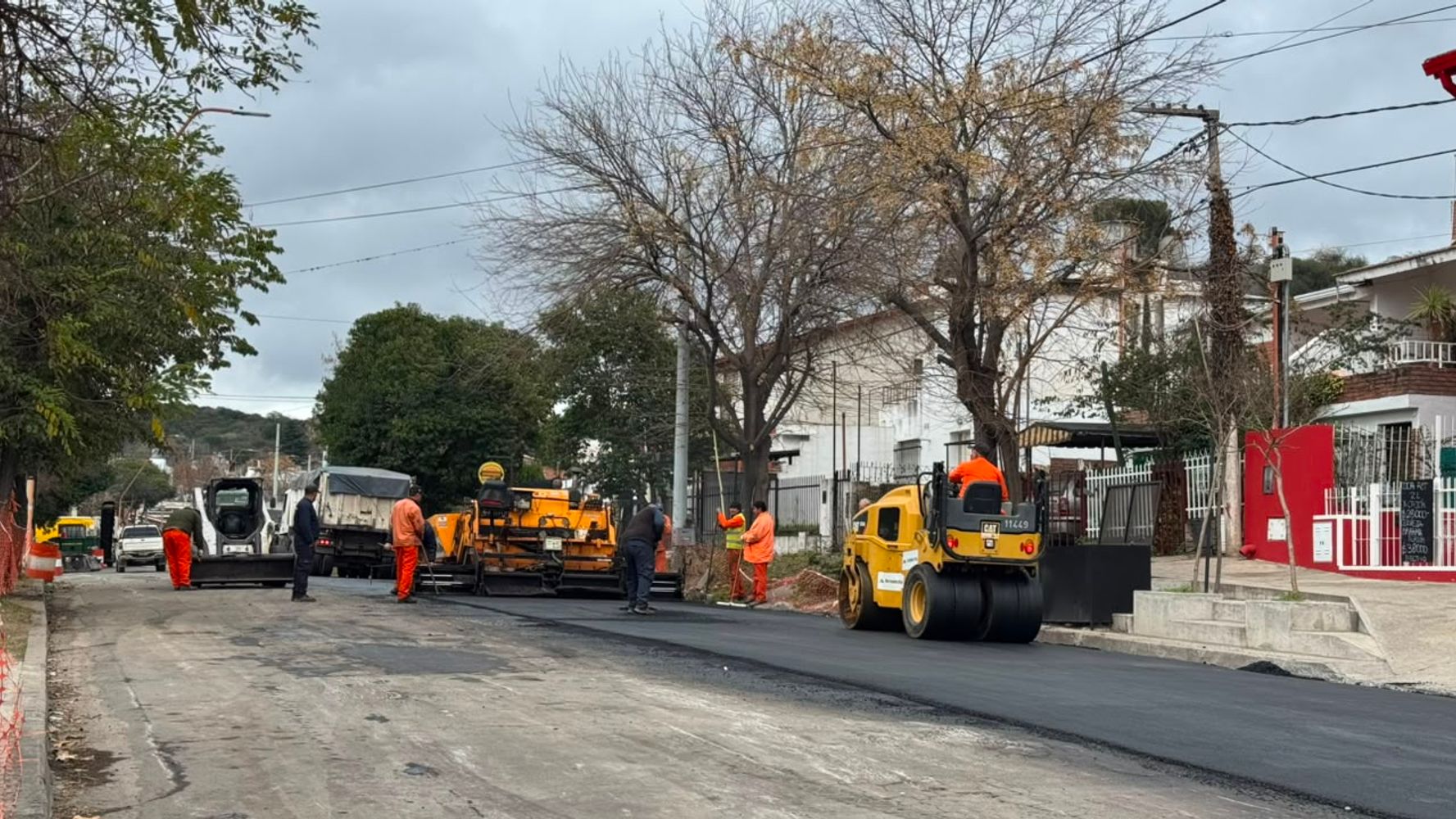 La repavimentación de Avenida Los Sauces avanza en barrio La Quinta Cuarta Sección.
