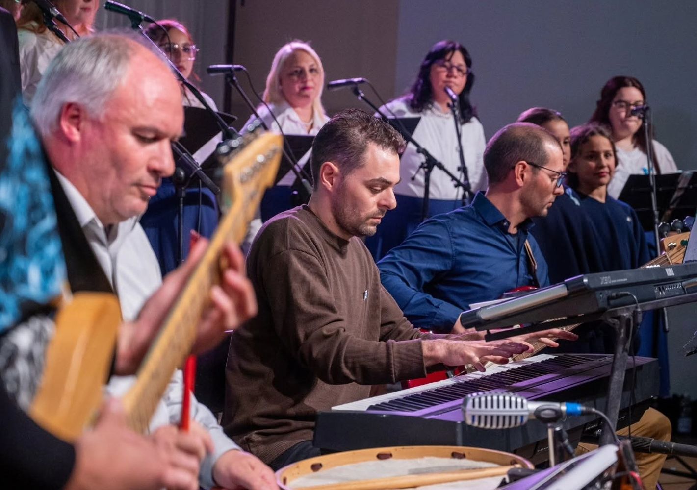 A sala llena, el Coro de Cámara de Arroyito presentó la "Misa Criolla" de Ariel Ramírez