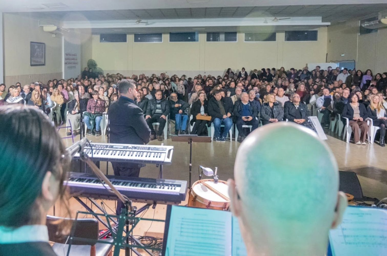 A sala llena, el Coro de Cámara de Arroyito presentó la "Misa Criolla" de Ariel Ramírez