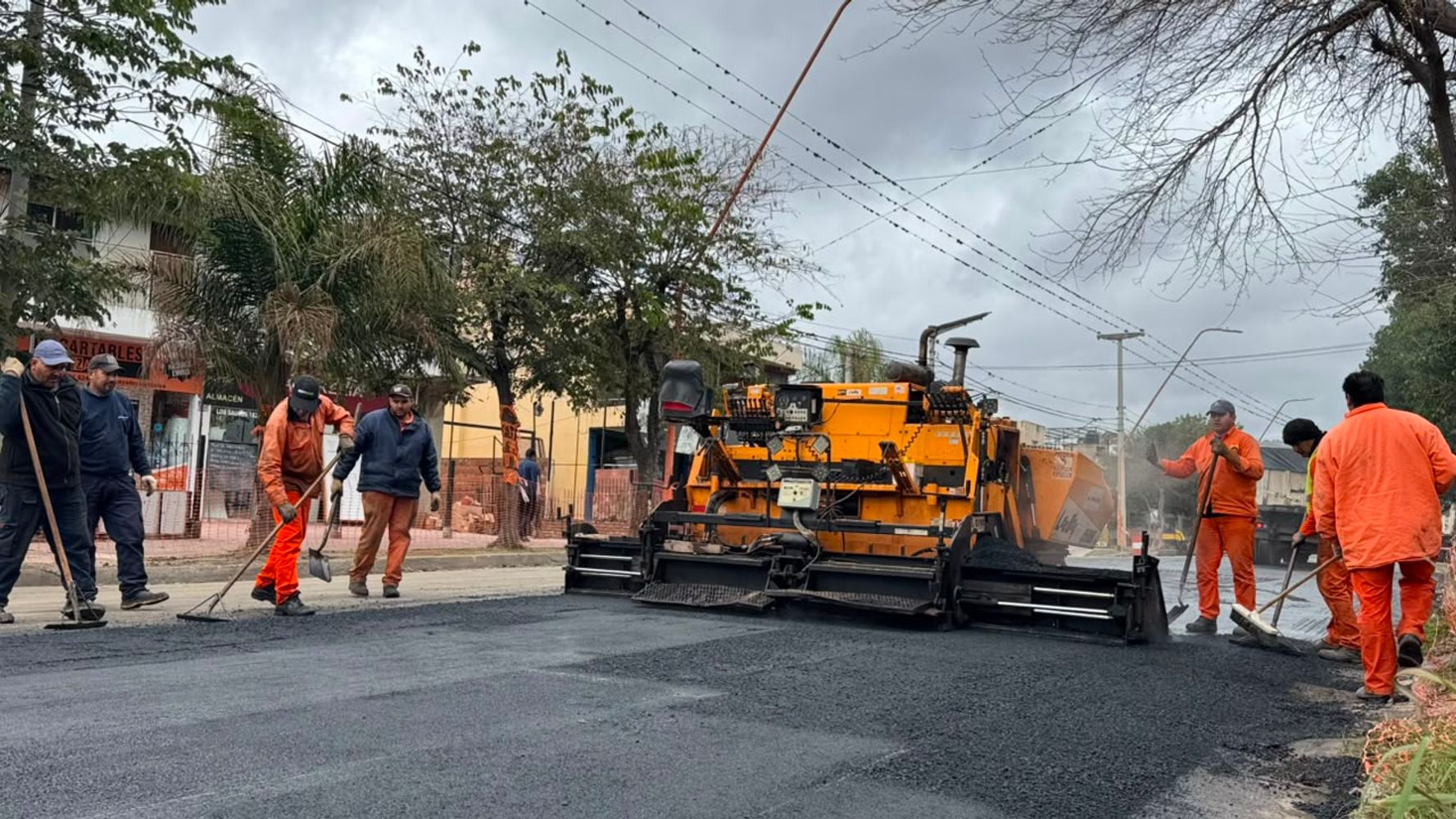 La repavimentación de Avenida Los Sauces avanza en barrio La Quinta Cuarta Sección.
