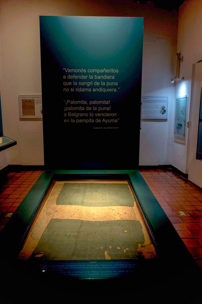 En el Museo Lavalle, en Salvador de Jujuy, se exhibe una bandera que participó en las batallas de Vilcapugio y Ayohuma y es la única que conserva sangre derramada por la independencia nacional. Esta enseña acompañó al general Manuel Belgrano en la Segunda Campaña al Alto Perú.