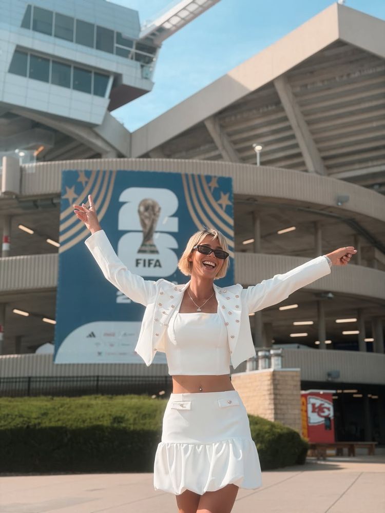 Desde Dallas, Sara Sklate se prepara para alentar a la selección argentina y arrasó con una minifalda y top blancos