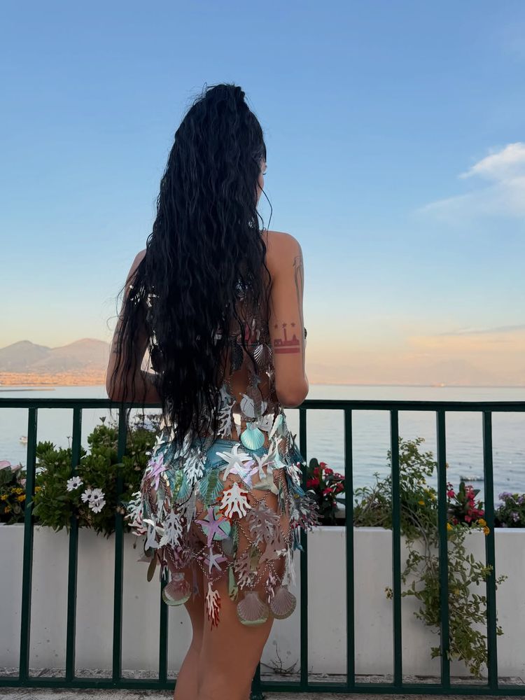 Mia Khalifa arrasó con un minivestido metalizado inspirado en el mar y cosechó suspiros