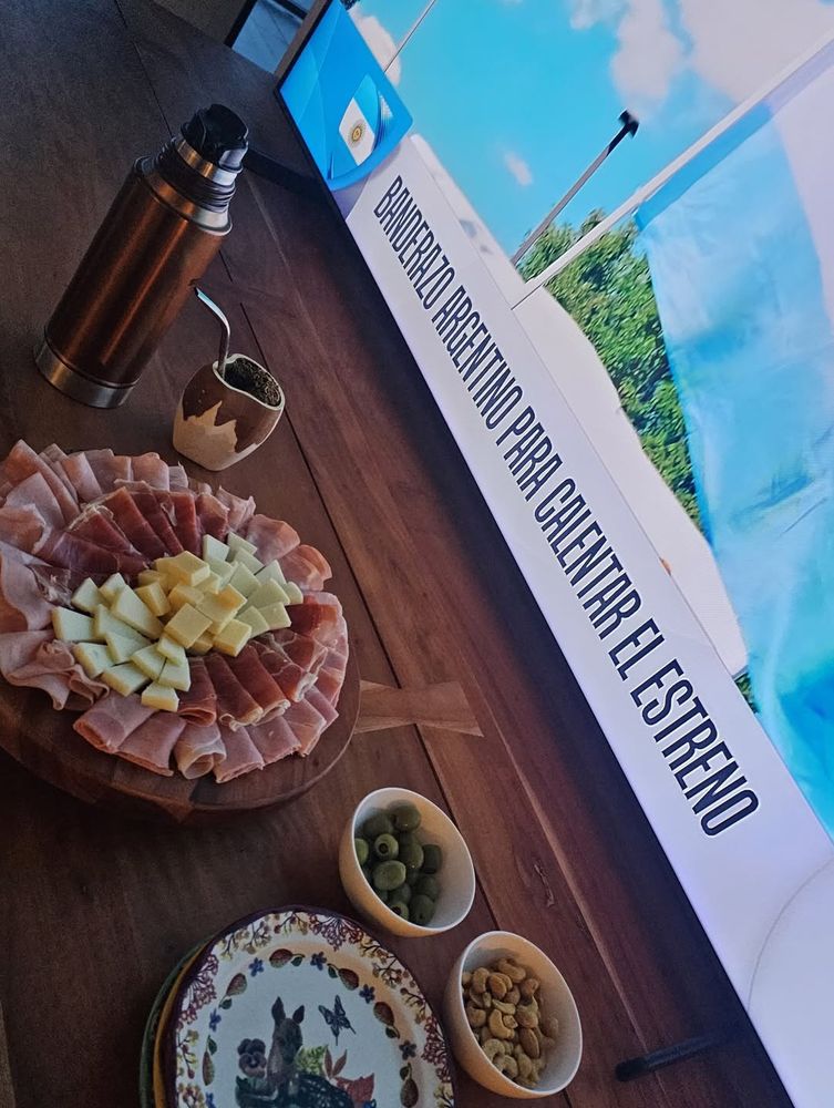 Soledad Fandiño eligió un look bien argentino y reveló sus trucos para preparar la mejor picada