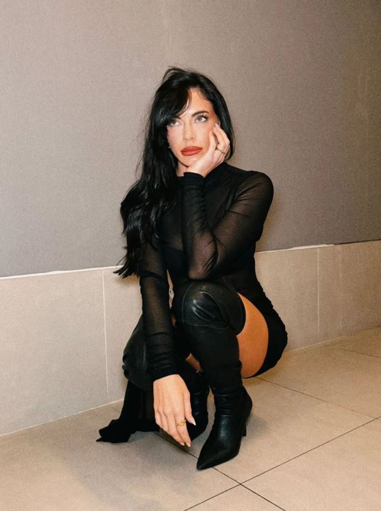 Emilia Attias desafió lo clásico y apostó por un look total black traslúcido