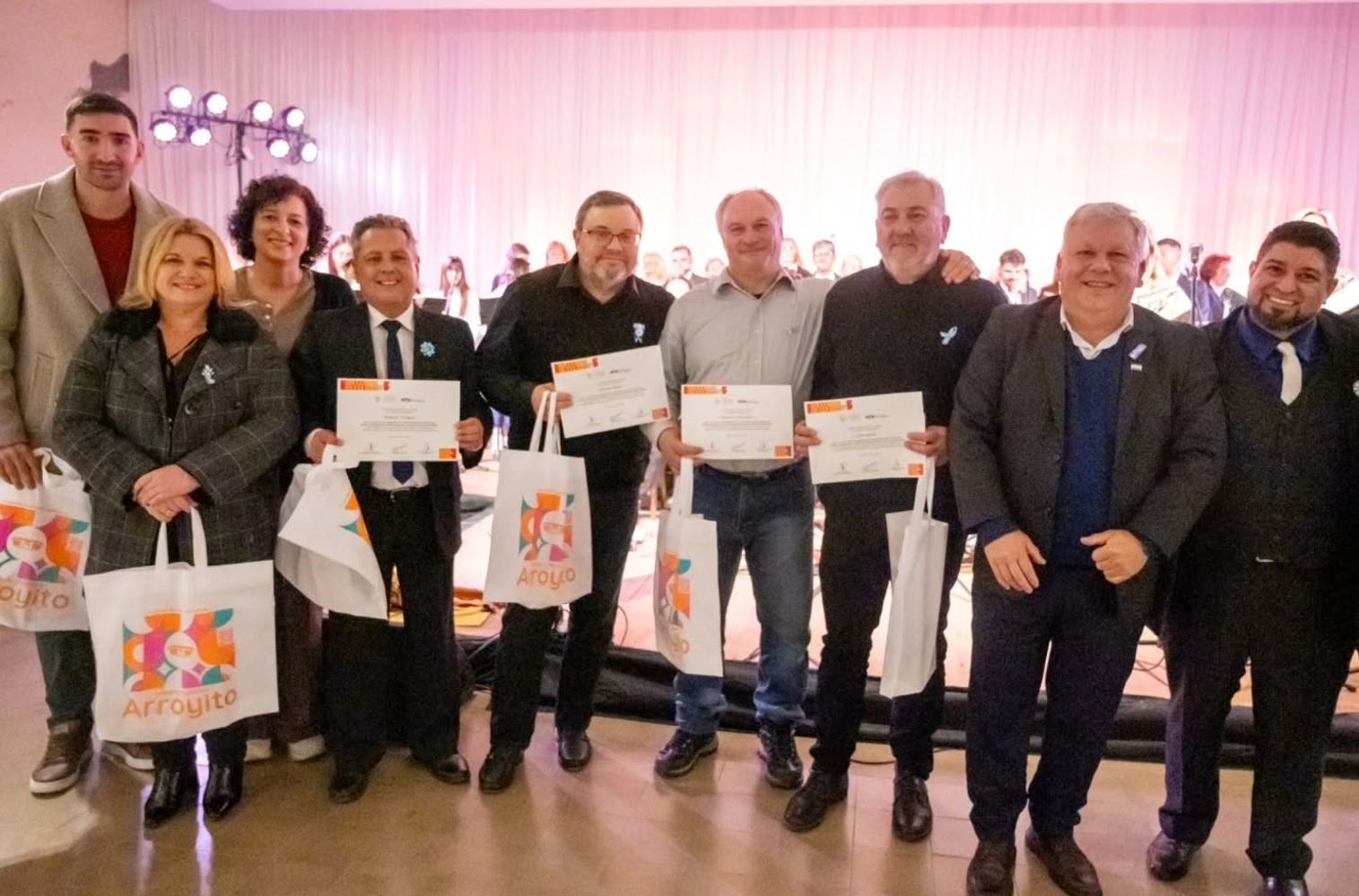 A sala llena, el Coro de Cámara de Arroyito presentó la "Misa Criolla" de Ariel Ramírez