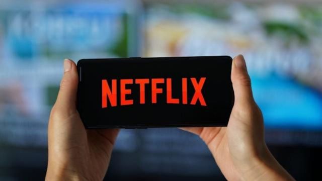 La ficción combina romance, fantasía e intriga política.