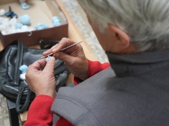 “Tejiendo historias, construyendo abrigos” invita a sumarse a una tarde solidaria que une generaciones