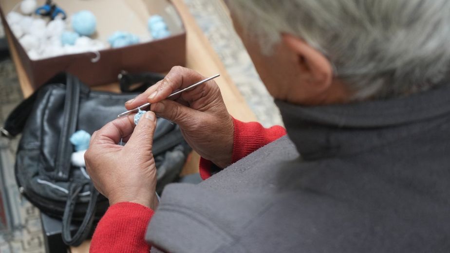 “Tejiendo historias, construyendo abrigos” invita a sumarse a una tarde solidaria que une generaciones