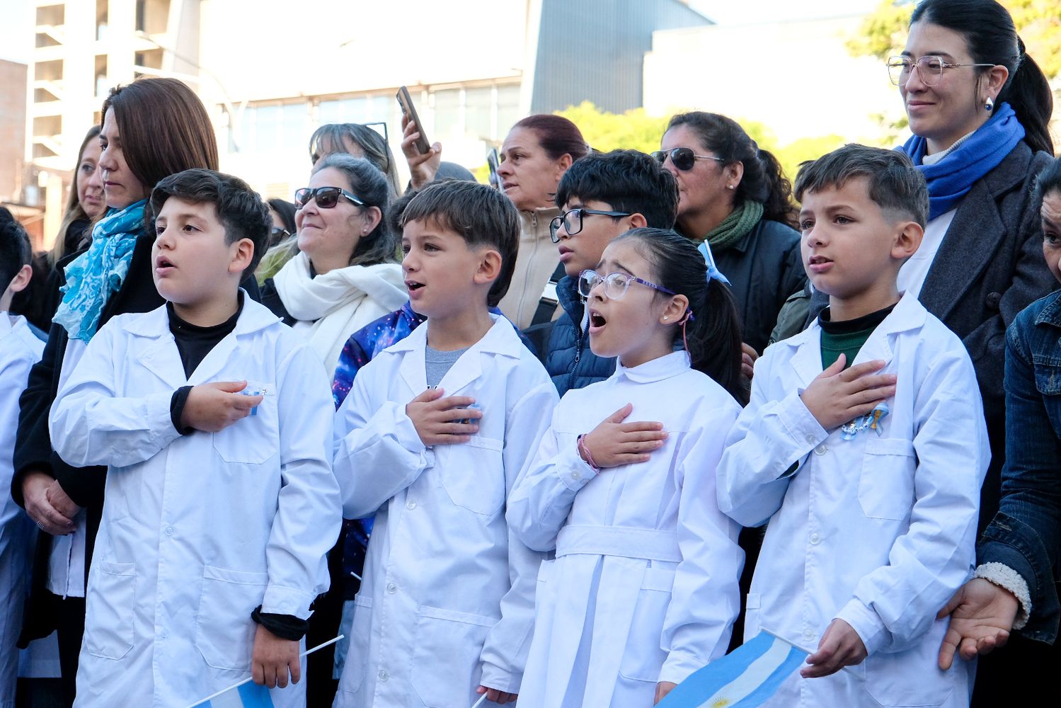 Más de 2.000 alumnos prometieron lealtad a la Bandera en un emotivo acto encabezado por Alicia Aluani en Paraná.