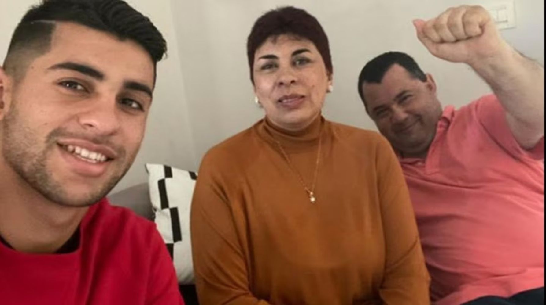 Cuti Romero junto a sus padres.